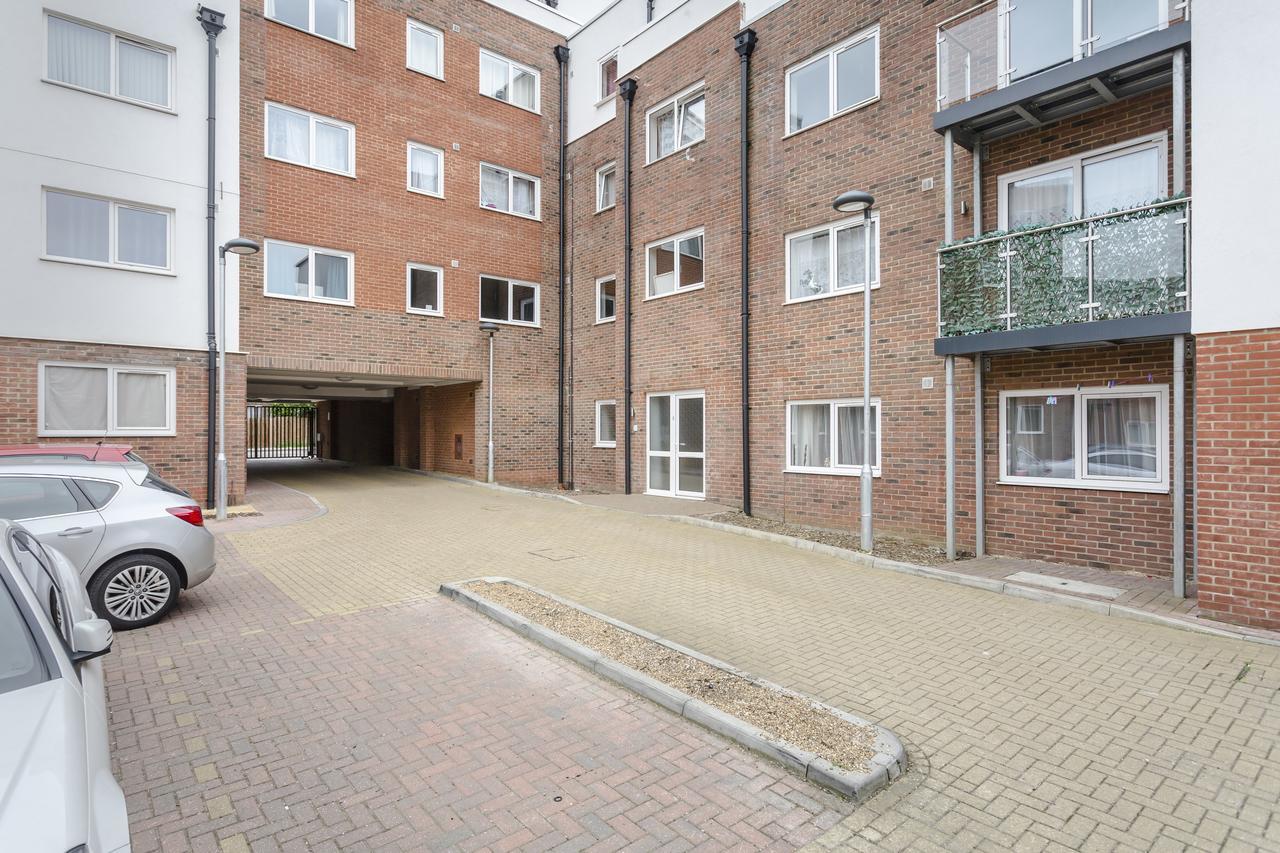 1 Bed Apt Sleeps 4 Luton  Exterior foto